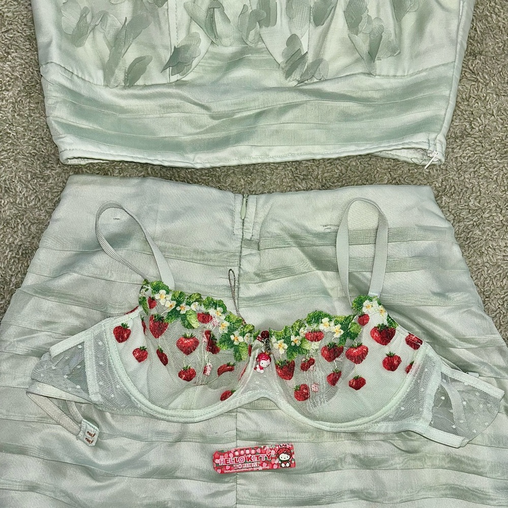 Strawberry Hello Kitty Set - Picture 4 of 5